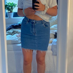 Jeanskjol - Jag säljer denna kjol då den inte kommer till användning. Den är använd ett fåtal gånger men är fortfarande i bra skick!