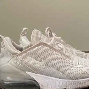 Nike Air 270 - Helt nya Nike Air 270 skor. Har använts max 5 gånger och med en tvätt så kan den bli så bra som ny! Storlek 34. Köpt för 900kr, frakten är utöver priset. 