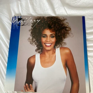 Whitney Houston lp skiva - Whitney Houston album i fint skick. En 80-tals klassiker med I Wanna Dance with Somebody på.