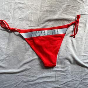 Säljer dessa supersnygga bikinitrosor från CK i storlek M!🐠 Dem är sparsamt använda och tvättas självklart innan jag skickar dem! 🌸 Kom med bud från 110kr💕 köparen står för frakt! 🐠