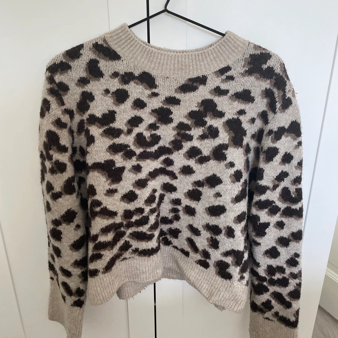 Leopard stickad tröja. Strl S - 90