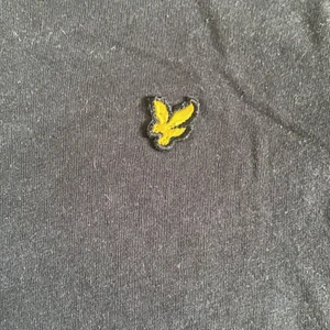 Lyle&scott tröja - Bilderna ser ut att vara i två olika färger men den är i dags ljus svart . Använd fåtal gånger,fint skick