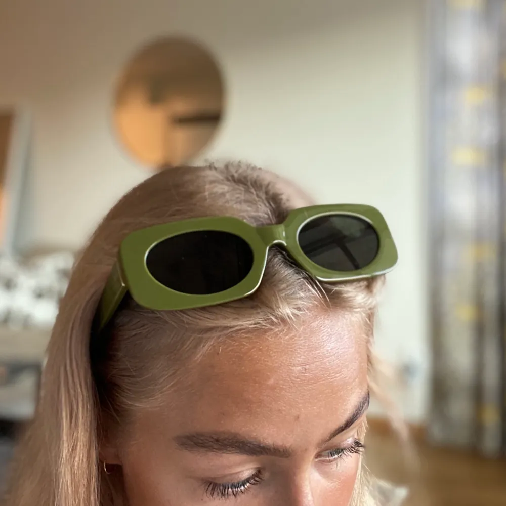 Helt nya häftiga mörkgröna solglasögon. Älskar dem men blir tyvärr inte använda. Endast testade hemma så i nyskick! Frakt på 48 kr tillkommer 💚. Accessoarer.