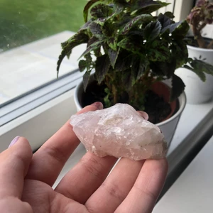 Rose quartz  - Rå roskvarts som väger 44g och är hittad i ångermanland :) 💞