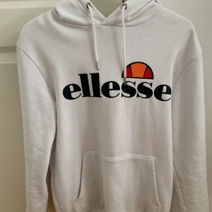 Vit Ellesse hoodie - Vit Ellesse hoodie i storlek S. Den är knappt använd och i gott skick. Nypris för denna är 750kr, men jag säljer den för 250kr.