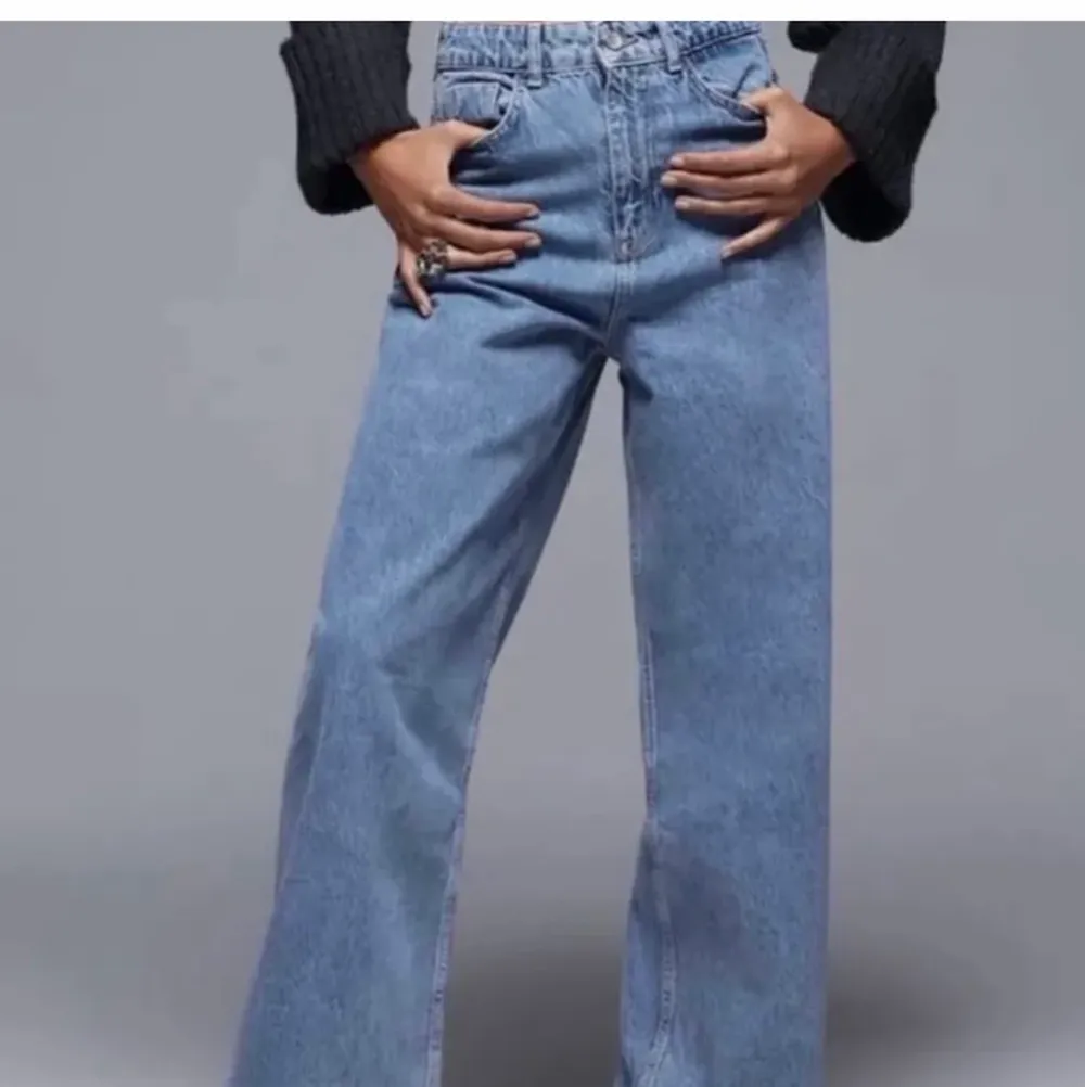 Snygga Zara jeans köpta på plick. Lite små i strl så om man vill att de ska sitta som på bilden passar de en 34 bättre💕💕 . Jeans & Byxor.
