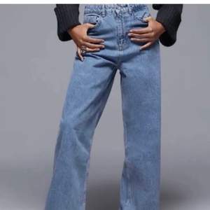 Snygga Zara jeans köpta på plick. Lite små i strl så om man vill att de ska sitta som på bilden passar de en 34 bättre💕💕 
