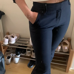 Kostymbyxor mango - Säljer dessa mörkblåa kostymbyxor från mango i stl 34. De är utsvängda i modellen. Aldrig använda pga fel storlek. Lite dammiga då de endast legat i garderoben. Bra längd för mig som är 168cm! Köparen står för frakt❤️ 