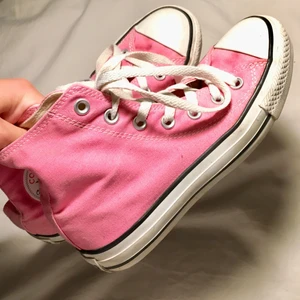 Converse - Måste nu sälja en av mina favoritskor, så snygga!!! De är rosa & i storlek 36💞Jättefint skick!!!🌸 BUDA + 66kr frakt💕