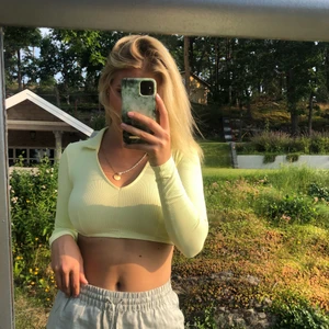 Kort gul topp Bershka S - Använd en gång 