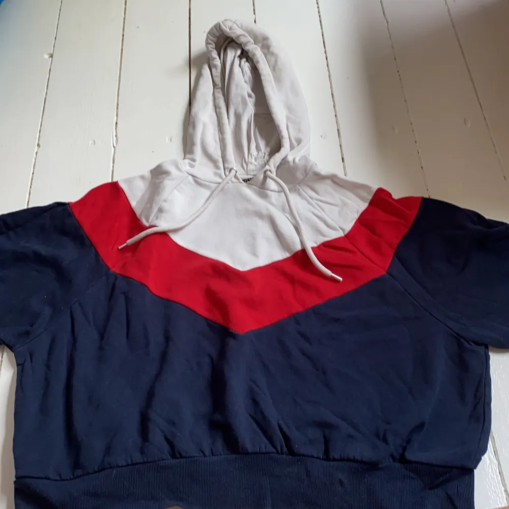 Snygg croppad hoodie från Monki i storlek XS! Superbra skick knappt använd!. Hoodies.