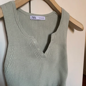 Zara pastellgrön topp! 😍 - Säljer min fina zara topp! Använd fåtal gånger och säljer då jag behöver plats i garderoben. Otroligt söt och passar från allt till middagar som till sommarfester. 💞💓🐸 hör av er privat för att köpa direkt eller för bilder som visar hur toppen sitter på! Sitter avslappnat men inte för löst på mig som vanligtvis har S. 