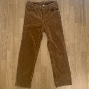 Bruna manchesterbyxor - Coola bruna manchesterbyxor👻 Väldigt stretchiga, lappen visar strl 42 men passar även mindre (men blir då mer straight leg fit, och inte skinny). Skriv för fler bilder!🥰