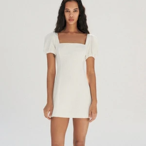 Klänning i Linne - Säljer min jättefina klänning från Zara som varit använda 1 gång. Den har trådar där bak (bild2) så man kan dra åt den lite tajtare. Den e så fin och man kan klä upp och även ner den. Köpare står för frakt ❤️