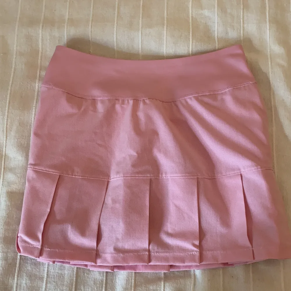 En rosa Golfkjol från puma💕 den är väldigt skön och effektiv att ha på sig på golfbanan, men man skulle även kunna använda den som en vanlig kjol💕 den har som ”cykelbyxor” under kjolen för att den ska sitta på plats och inte flyga upp💕 den här även en ficka där bak för att kunna ha scorekort eller golfhandske i!!💕 Den är nästintill oanvänd (använd 3 gånger ungefär) köpt för 799kr på dormy i Norrköping💕. Kjolar.