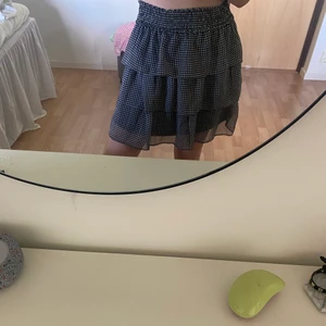 Rutig volangkjol  - Super fin rutig kjol från HM. Den kommer aldrig till användning därav säljer jag vidare den. Använd 1 gång utöver dom gångerna jag testat den hemma.