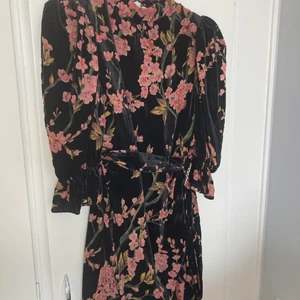 Asos klänning  - Vacker klänning från Asos, passar en med strl 36/38 Mindre krage i hals, puff ärm öppen bak med dragkedja. Sitter fint på bra kvalite! 