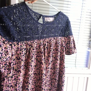 Topp - En väldigt söt topp från vero Moda. Använd ett fåtal gånger. 