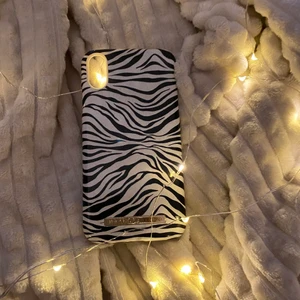 iPhone XR skal  - Den har lite repor på IDEAL OF SWEDEN märket 