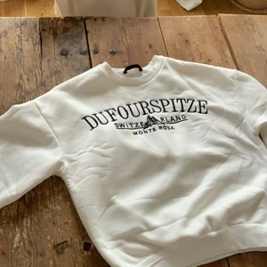 Vit sweatshirt med tryck - Fin och skön sweatshirt med text på framsidan. Extremt bra skick; aldrig använt. Slutsåld på SHEIN. Storlek S: bröst 106CM, axlar 59CM, längd 65CM, ärm längd 50CM