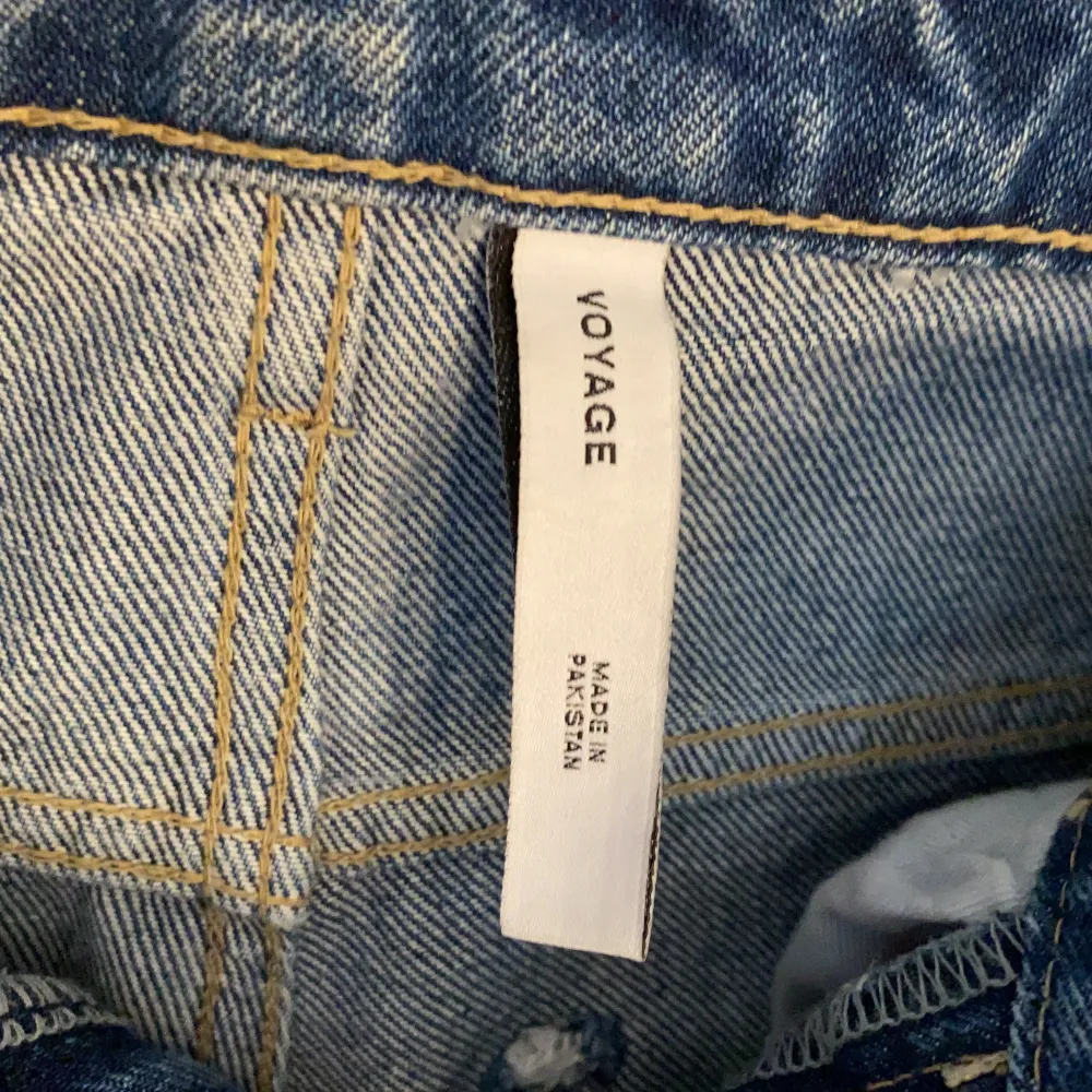 Raka blåa jeans från Weekday. Modell Voyage, är använda fåtal gånger. Säljer pga storleken inte passade. Skick 9/10, Storlek: Midja-27 Längd-28. Originalpris är 500kr. Köparen står för frakt.. Jeans & Byxor.