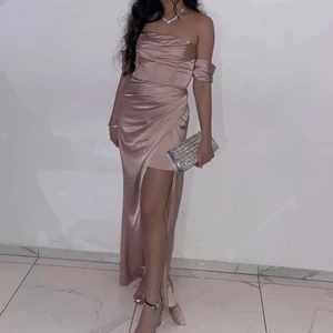 Festklänning strl 34 - Jag säljer min festklänning som används bara några timmar för 400kr