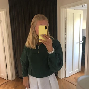 Tröja - Grön tröja i bra skick, använd fåtal gånger ,osäker på om jag ska behålla 