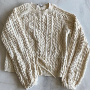 Stickad tröja från Zara - Vit stickad tröja från Zara i storlek S. Använd 1 gång, nyskick.  Frakten är spårbar och inräknad i priset🌸 