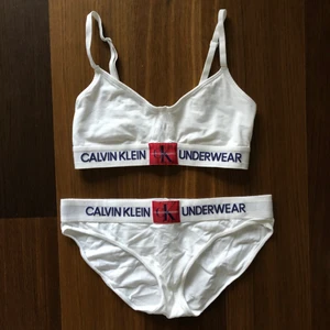 Calvin Klein Set BH Trosor - Bh och trosor beställda från Calvin Klein. Bh strl S, trosor Strl M. Trosorna är självklart aldrig använda, toppen ett fåtal gånger. Säljer då bh:n är för liten för mig. Kan mötas i Uppsala eller skicka (frakt 45kr + 15kr kostnadstillägg om SafePay önskas). Se min profil för fler fina plagg.