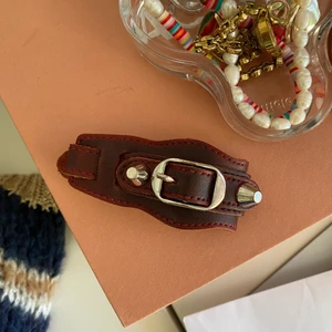 Armband - Säljer vinrött armband från Bikbok som jag köpt för många år sedan. Har reglerbart spänne. 