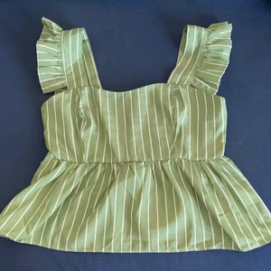 Blus/tröja/linne - Jag säljer denna fina tröja/blus från shein. Den är i helt nytt skick på jag köpte den och testade men den passade inte. Har aldrig använt den förutom när jag testade den. Den är väldigt fin och passar perfekt nu till sommaren. Den har inte jätte tjockt material utan ganska tunt men skönt, den har också dubbel tyg vid brösten, på sidan av tröjan finns en dragkedja som man kan se i bild nummer 3! Skriv till mig privat för mer bilder och pris kan diskuteras!💞