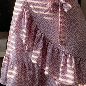 Lila kjol - En jättefin kjol som tyvärr är lite för kort för mig och det är anledningen för att jag tänker sälja den.