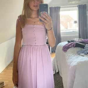 Rosa klänning - Gullig klänning ifrån & other stories i storlek 38 men passar även mig som vanligtvis brukar bära storlek 36! Använd ett fåtal därav väldigt bra skick !köparen står för frakten!