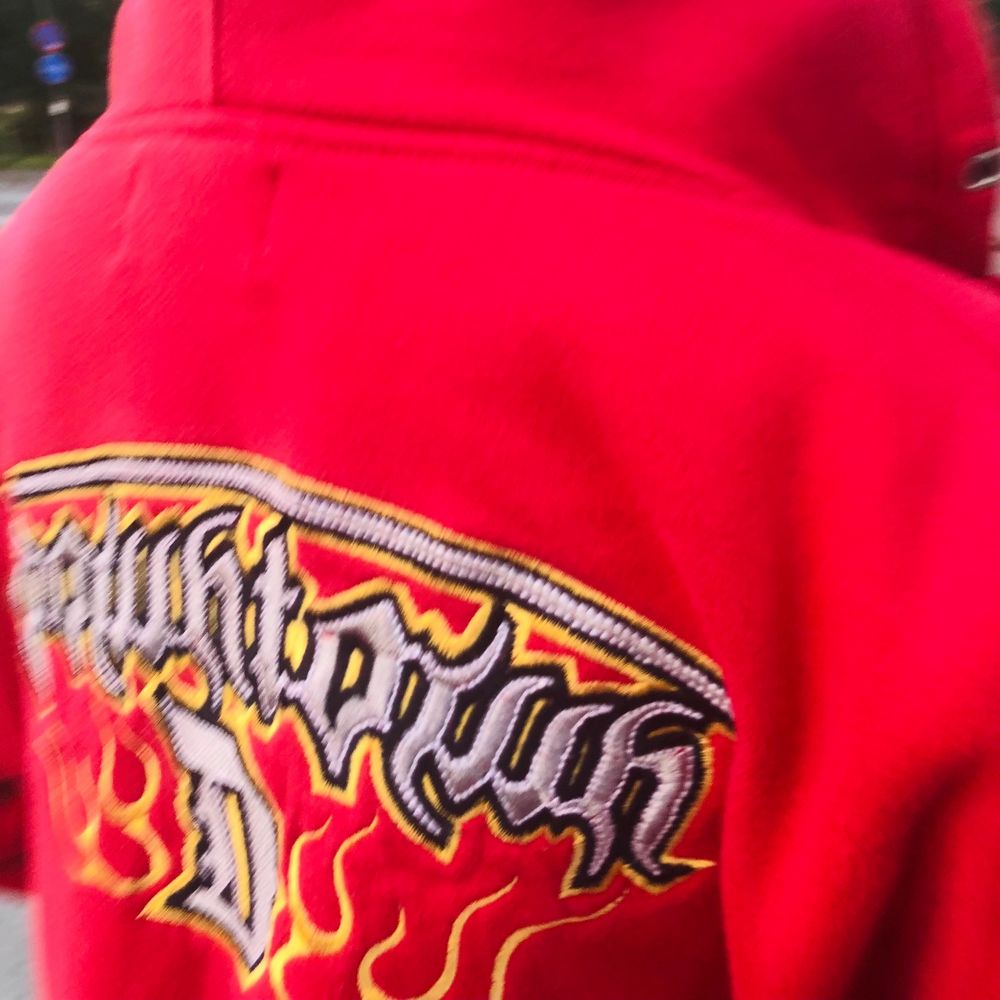 Röd Zip up hoodie med tryck på❤️‍🔥 | Plick Second Hand