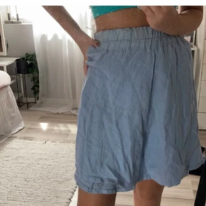 Linne kjol från zara  - Jättefin blå kjol i linne material från zara, stolek XS/S. Vill ni ha bättre bilder så är det bara att fråga, nypris 299kr och jag tänkte sälja för 70kr inklusive frakt ❤️