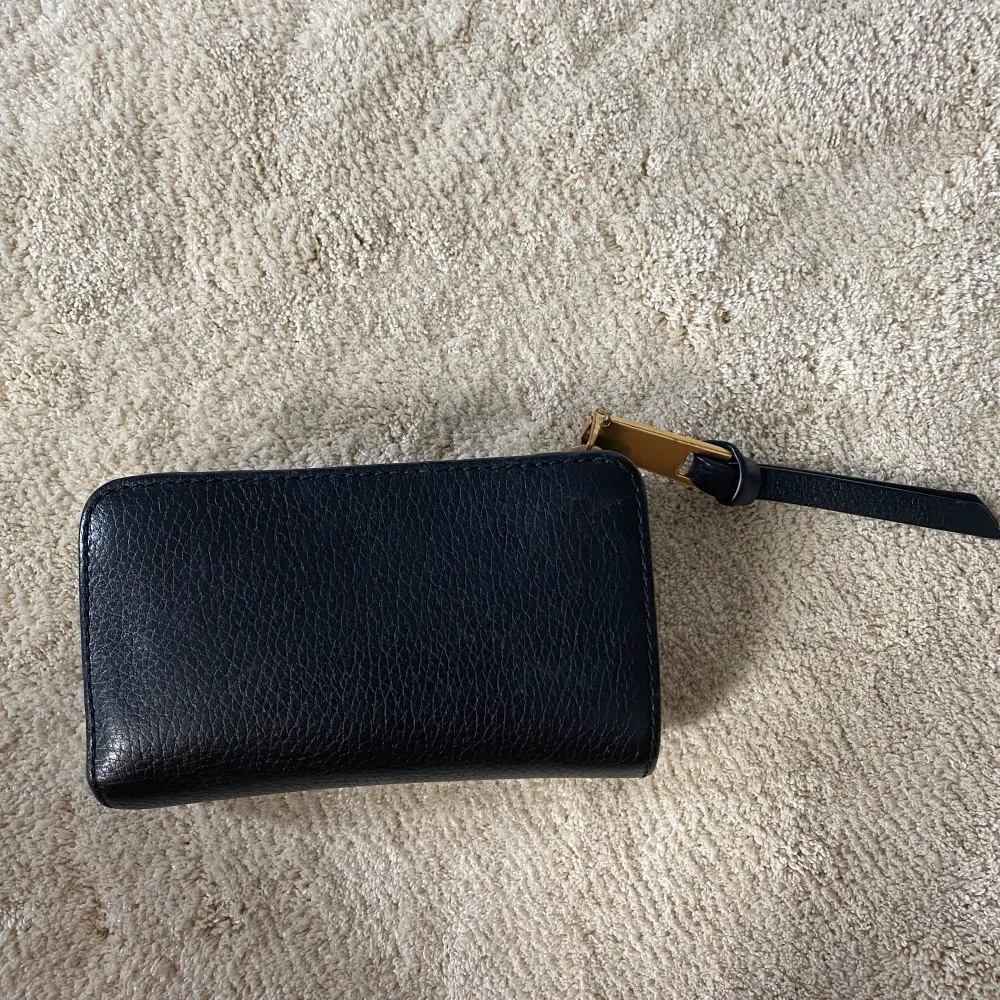 Jättefin svart plånbok från Marc Jacobs med guldiga detaljer. Fint skick.. Accessoarer.