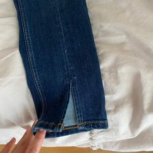 jeans med slit från hm tror jag, från 2018 kanske men aldrig använda då de va lite tajta i midjan på mig. passar nog en xxs-xs. litet hål på knät men syns knappt, kontakta för fler bilder