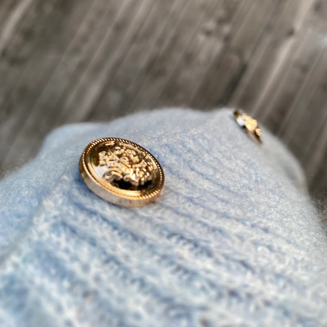 Stickad tröja i ljusblå - 90