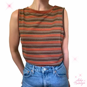 🐬 Randigt linne från add it 🐬 - 🦋 Vintage randigt linne med guldskimrande detaljer 🦋 köparen står för frakt.