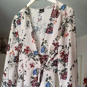 Fin blommiga blouse  - Passar xs_ a och användade en gång.Finns fler bilder 