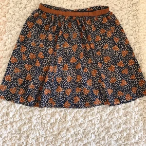 Supersöt kjol från Broadway NYC Fashion - Fin blommig kjol i nyskick, str 38. Kan hämtas, mötas upp om i närheten eller levereras, men köparen står för frakt.