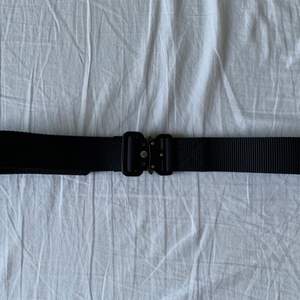 Buckle Belt säljes pga ingen användning. Anpassbar och kan omjusteras för storlek på midja.