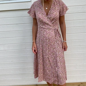 Klänning - Helt ny klänning! Storlek M, passar även S 🌸