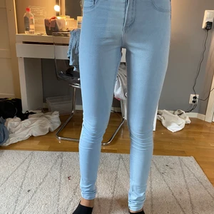 Blåa halvmidjade jeans  - Blåa tighta jeans med halvhög midja, från Cubus i storlek xs. Aldrig använda bara testat dom. Tvättas innan jag skickar. Köpare står för frakt, tar Swish.
