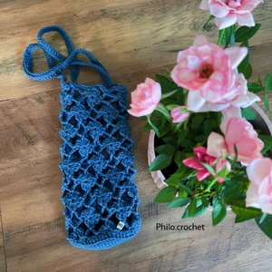 VIRKADE PRODUKTER! Väskor i olika format 🤍 - Jag har ett företag där jag virkar bland annat flaskväskor, handväskor, nätpåsar mm! Allt görs efter dina önskemål, färg, mönster och storlek och du får hem din vara max 7 dagar efter du lagt din order 🤍 INSTAGRAM: Philo.crochet 