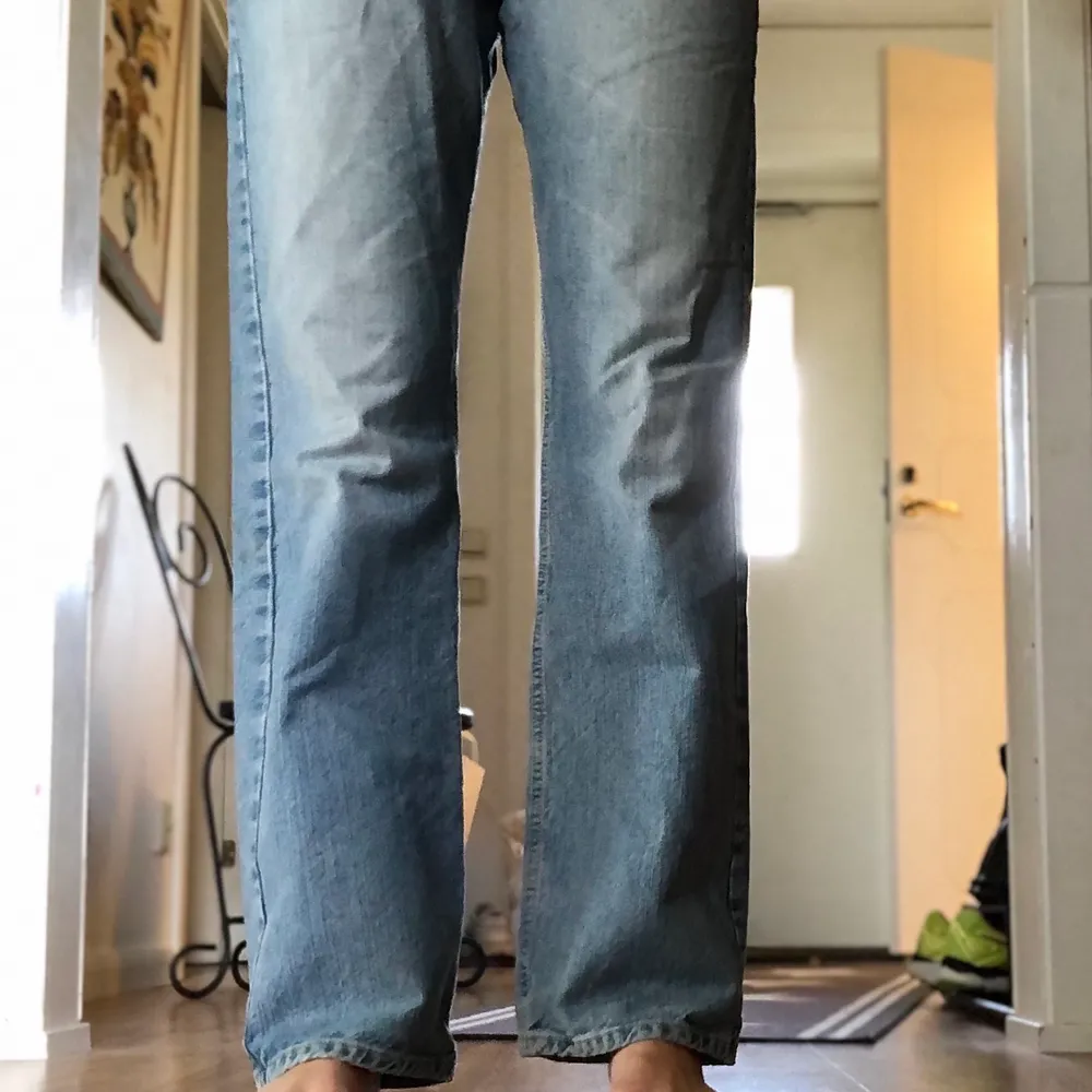 Low waist jeans💕 Längden på byxorna är L34 och de går ner på fötterna på mig som är 174. Jeans & Byxor.