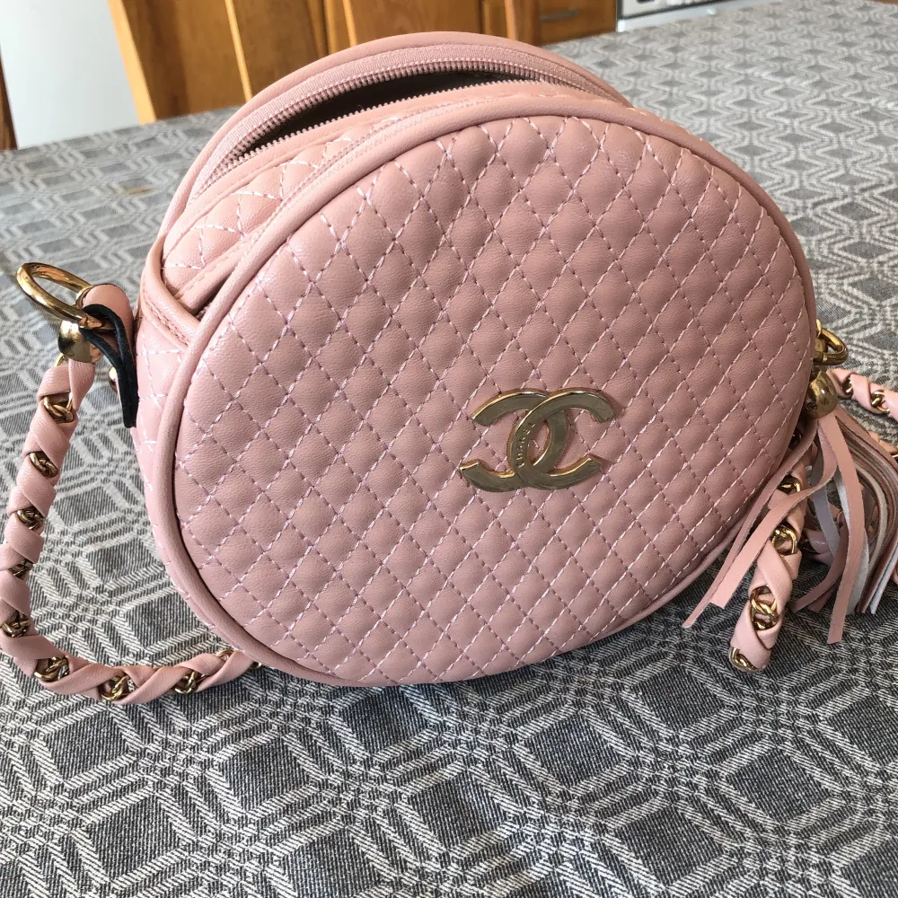 En Chanel väska använd ental gånger bra skick. Väskor.
