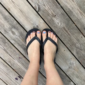 Sandaler Havaianas - Enkla, snygga, svarta Havaianas. Perfekta till sommar och semester 💅🏽  Har en liten sula som höjs i hälen så de är inte helt platta. Väldigt få tecken på att de använts, ser så gott som nya ut. Strl 39-40, jag själv har 39. Frakt tillkommer vid leverans. 