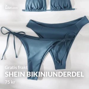 Shein bikiniunderdel  - Säljer en oanvända bikini underdel från shein. (De på vänster sida på bilden) På tredje bilden ser man hur lappen hänger löst, den var så när jag fick hem den. Dessa är i Storlek M. Säljer för 75kr inklusive frakt.