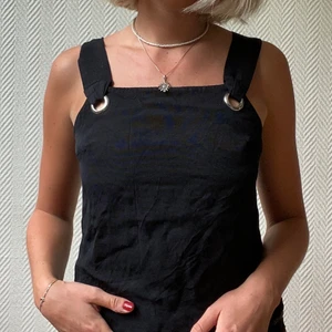 Svart topp från & other stories - Superfin svart topp från & other stories som tyvärr blivit förliten för mig.. frakt tillkommer💘